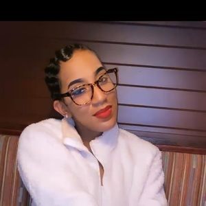 Meet your Posher, Dee